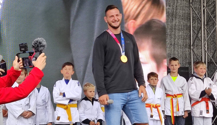 Náměstí ve zlatém lesku. Jihlava vítala dvojnásobného olympijského vítěze Lukáše Krpálka