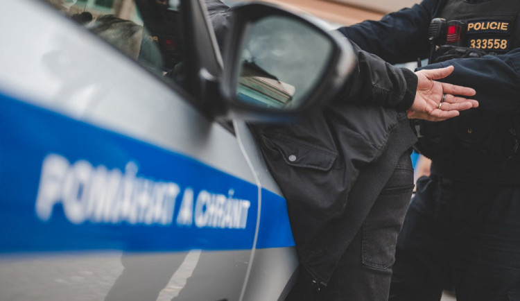Mladíci v jihlavské Kozlovně odmítali zaplatit, jeden napadl strážníka. Tomu běžné chvaty k obraně nestačily