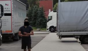 Nezletilý Maročan cestoval na podvozku kamionu. Měl namířeno do Rakouska