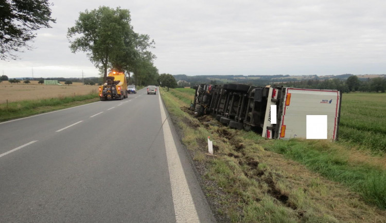 Řidič plně naloženého tahače během cesty popíjel ve velkém, po havárii nadýchal 2,7 promile