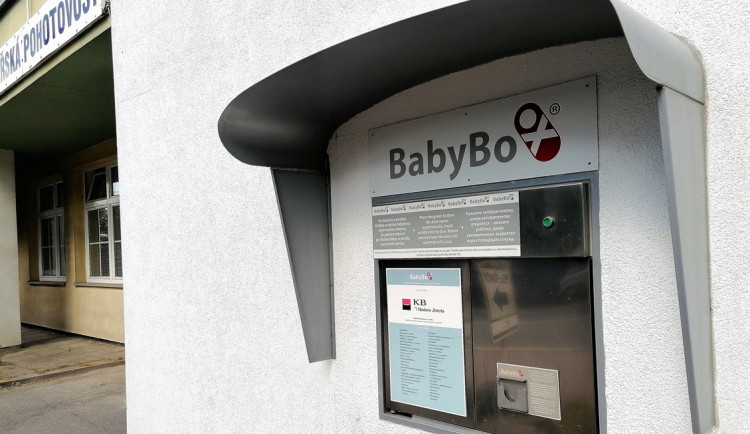 V ručníku a v červené tašce. V pelhřimovském babyboxu našli podchlazeného chlapce, dostal jméno Jaroslav