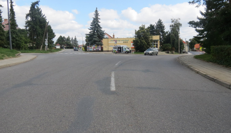 Muž v autě dnes srazil cyklistku a odjel. Nebyli jste na místě?