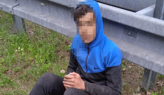 Z podvozku kamionu na D1 vypadl mladý Alžířan. Zranil se, skončil v nemocnici a pak na policii