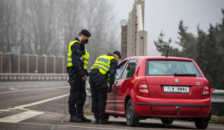 Opilí řidiči, pozitivní testy na drogy, telefonování za jízdy. Vysočina má za sebou velké policejní kontroly