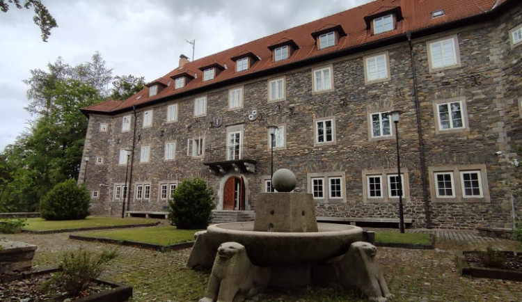 Uvnitř známého, ale tajemného Hrádku. Někdejší školu pro Hitlerjugend nyní využívá policejní prezidium