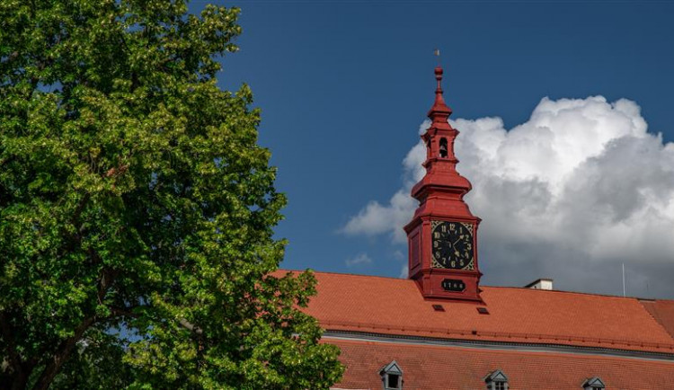 Jihlavská radnice se večer u příležitosti významného výročí zahalí do státních barev