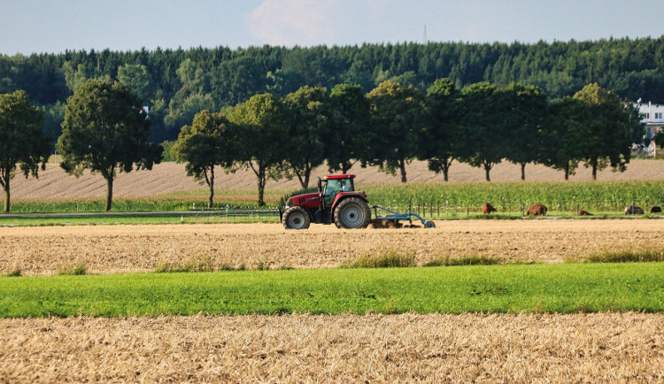 Ukradený traktor za půl milionu je zpět u majitele. Zlodějům hrozí pět let za mřížemi