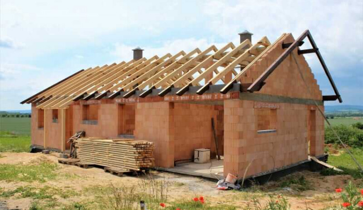 Do centra nebo na kraj města? Prvních pět městských pozemků jde do měsíce do dražby