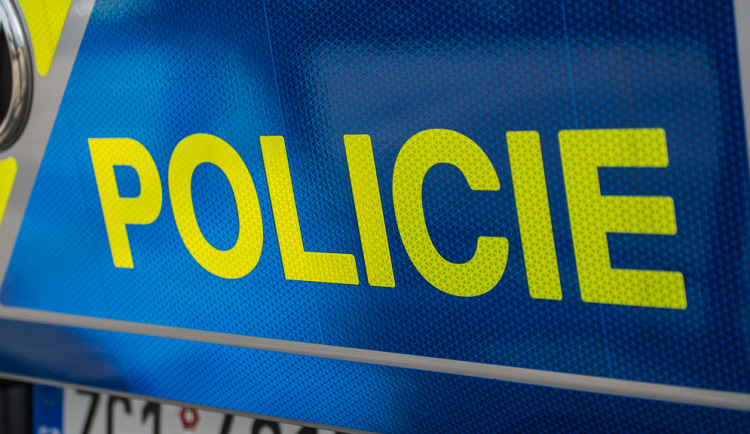 Narušitel v Mostecké ulici. Obstaral alkohol pro mladistvého, o dva týdny později kradl