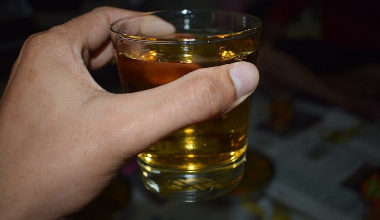 Muž popil alkohol a usedl za volant. Během jízdy boural, narazil do kamenné zdi