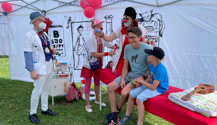 Do třebíčské nemocnice přijede klaunská ambulance. Zdraví i nemocní dostanou lék Humorin