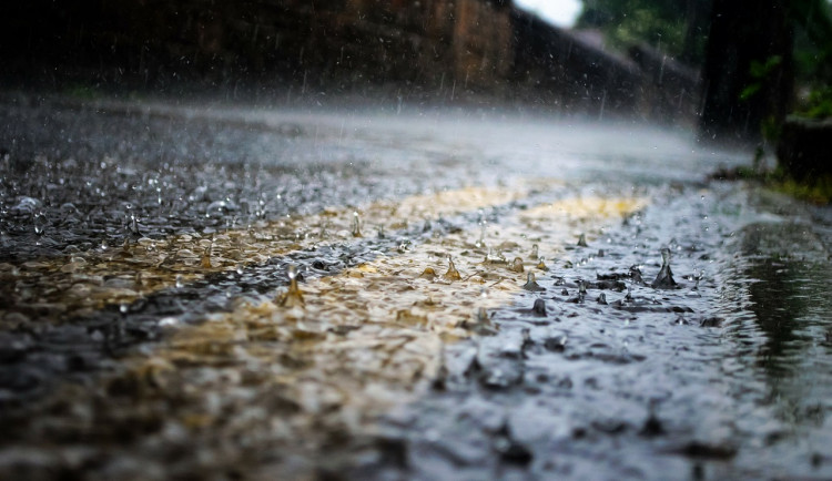Meteorologové varují před silnými bouřkami, co se ženou na Vysočinu. Za hodinu může na m2 napršet 50 litrů