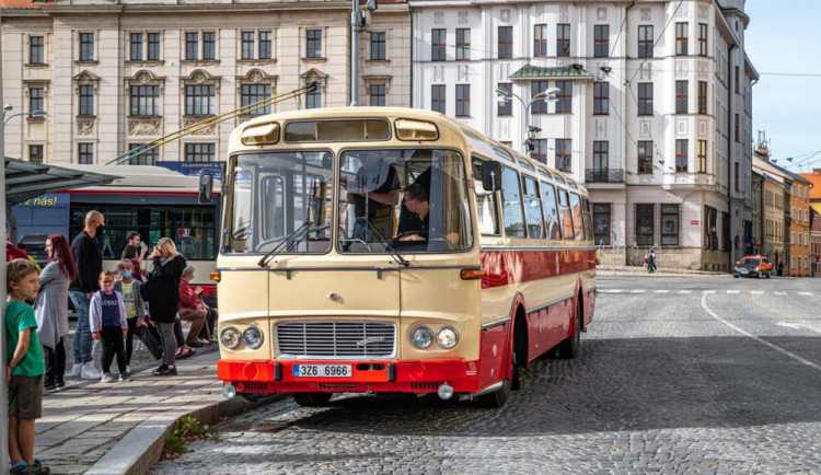 Lidé v Jihlavě budou jezdit MHD zdarma. Městem je provezou retro vozy