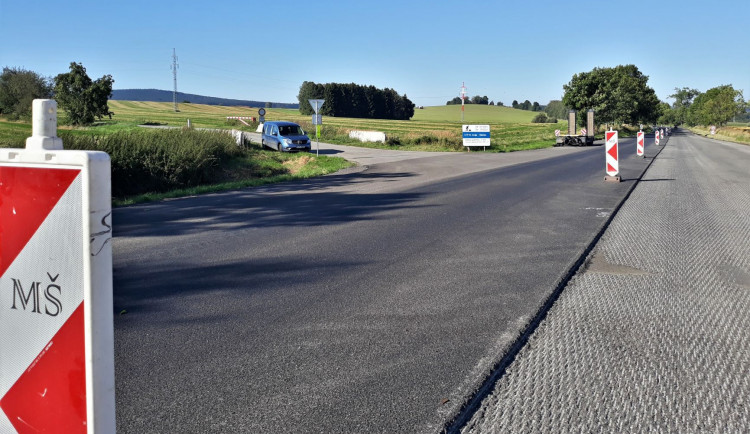 Opravy na I/19 pokračují, jeden úsek řidiči otestují na konci října. Podívejte se na aktuální fotky
