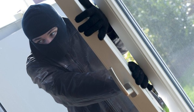 Zloděj ve Švábově z dílny a chaty sebral nářadí a elektrokolo, hledá ho policie. Škoda je 80 tisíc korun