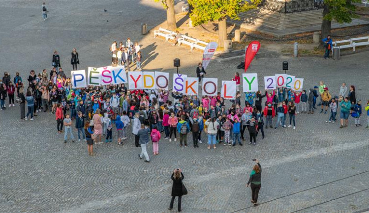 Zákaz vjezdu před školu! Dvě jihlavské základky se zapojí do akce Pěšky do školy