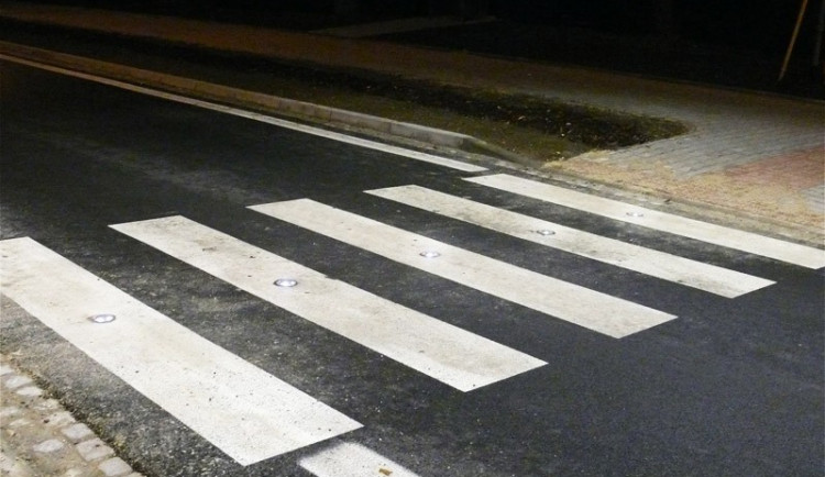 Řidič na Sokolovské ulici srazil chodce, který nadýchal 2,3 promile. Zraněný muž si z domova zavolal sanitku