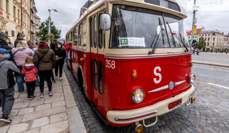 Lidé v Jihlavě zavzpomínali na doby, kdy ulice brázdily legendární Škodovky nebo Karosy