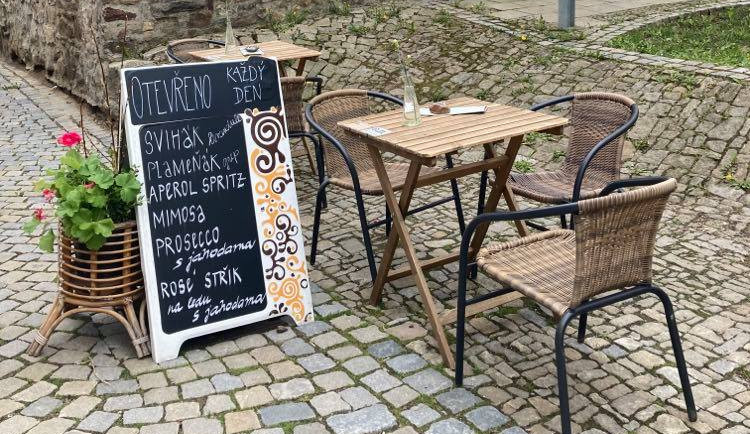 Ideální restaurační zahrádka v Jihlavě? Bez plastu a ohrazení, se dřevem, kovem či ratanem