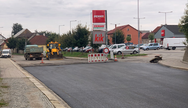 Opravy Palackého ulice v Třešti pokračují. Kudy nyní projedete?