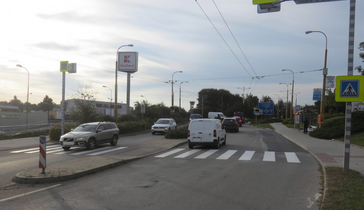 Řidič u Kauflandu v Jihlavě srazil chodkyni, ta odmítla nabízenou pomoc. Muže teď hledá policie