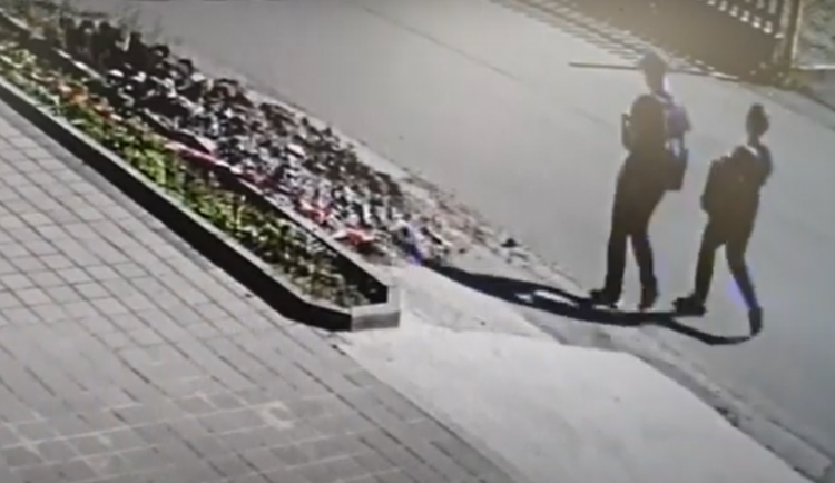 Posprejovaný vagon na jihlavském nádraží. Policie hledá dvě osoby na videu, nejsou vám povědomé?