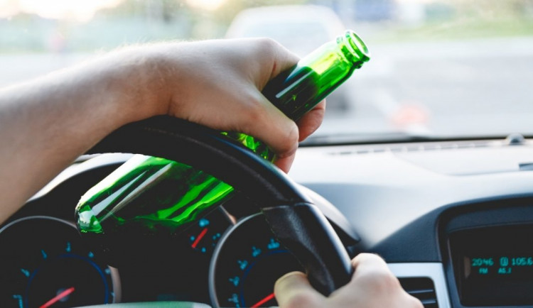 Řidič se třemi promile nejprve srazil značku, následně projel napřímo kruhovým objezdem