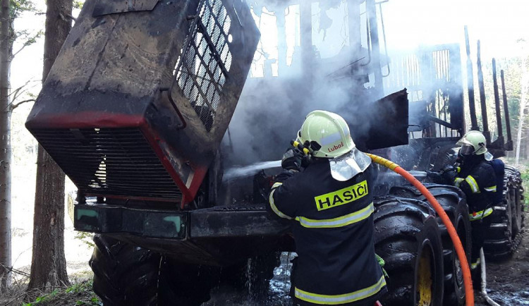 Hasiči zasahovali v lese u požáru vyvážecí soupravy. Škoda se dostala k 1,5 milionu korun
