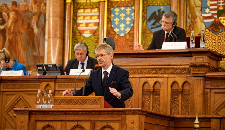 Senát již zná odpověď k Zemanovu zdraví. Vystrčil dnes informace zveřejní