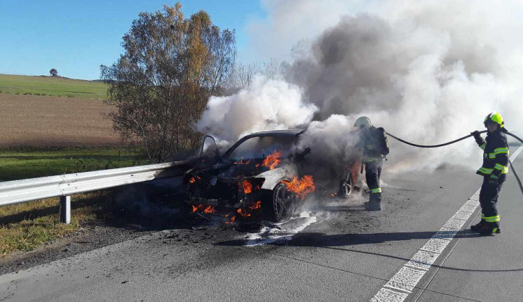 Na dálnici D1 hořelo Audi. Majiteli vznikla škoda 300 tisíc korun