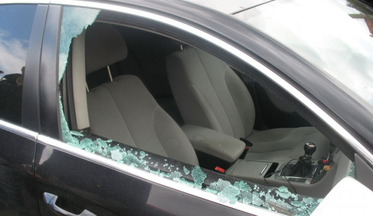 Nákup se nepěkně prodražil. Z auta zaparkovaného před jihlavským obchodem zmizely věci za 70 tisíc