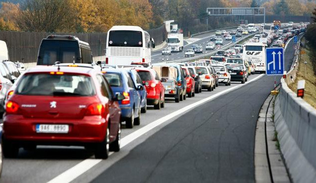 Na silnice teď vyráží sváteční řidiči. Buďte k sobě ohleduplní, apeluje policie na řidiče