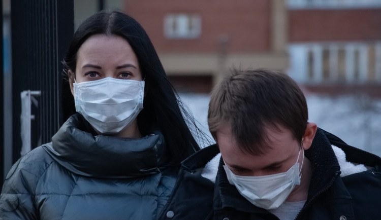 Hygienici v terénu. Spolu s policisty dnes budou kontrolovat dodržování opatření