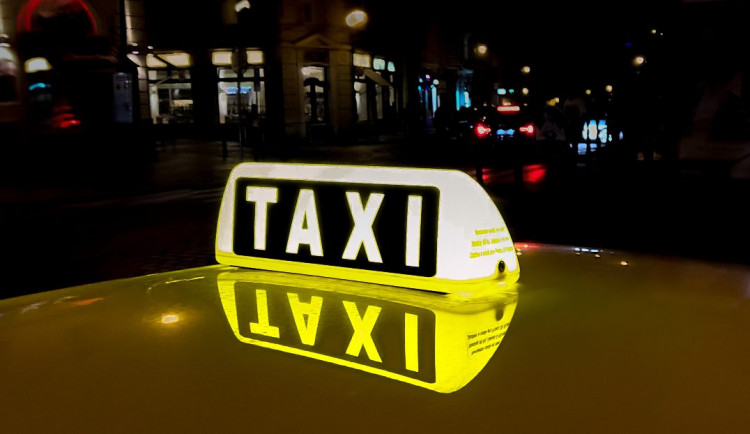 Lupičem v 17 letech. Zfetovaný mladík přepadl taxikáře, pořezal ho nožem