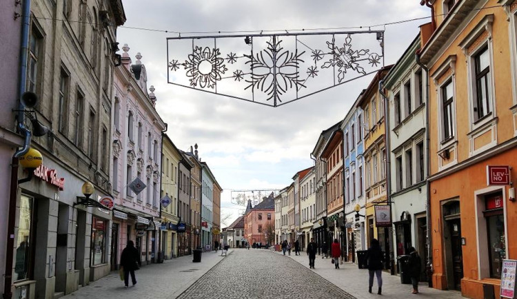 Jihlava se začala chystat na Vánoce, v ulicích už jsou první ozdoby. Strom bude letos v novém