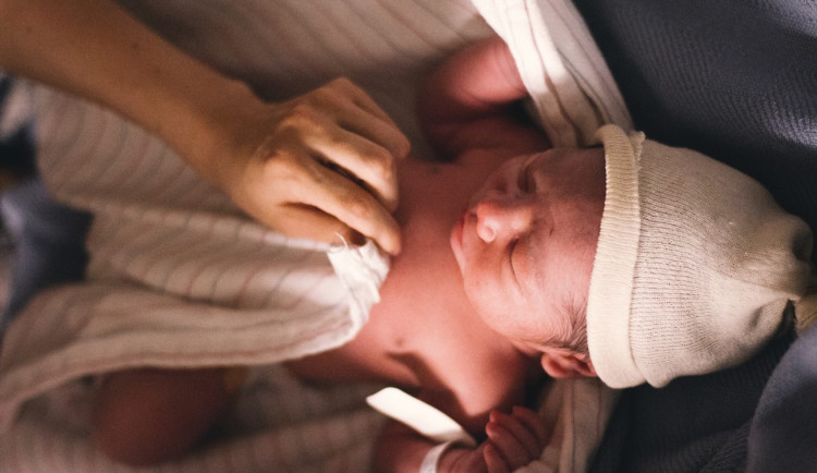 Vděčný děda dvojčat u Antonínova Dolu postavil kapličku. Mše tam připomene předčasně narozené děti
