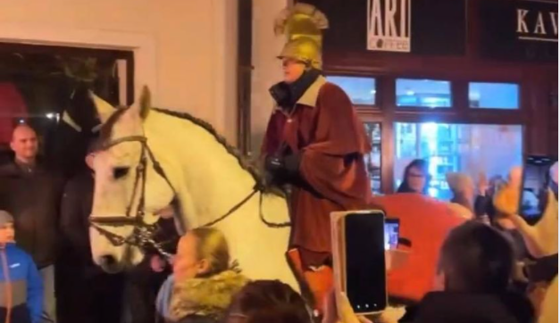 Svatý Martin nakonec dorazil i do Jihlavy. Reakce byly extrémně pozitivní, říká organizátorka spontánní akce