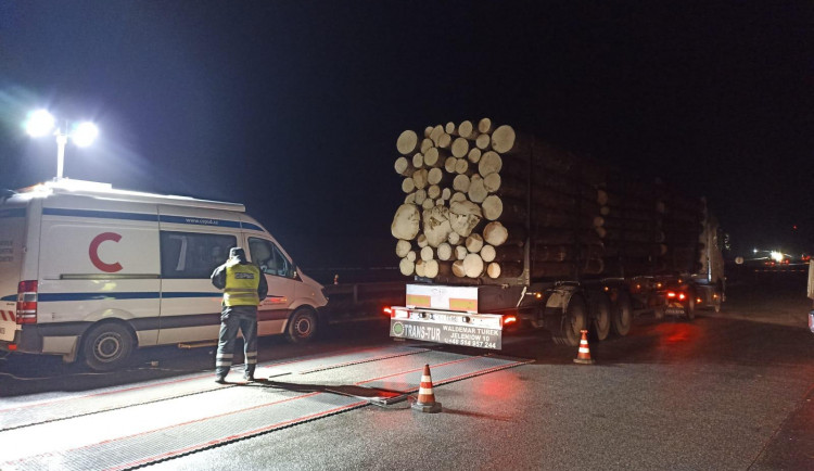 Neposlušní řidiči převážející dřevo. V osmi případech odmítli najet na kontrolní váhy