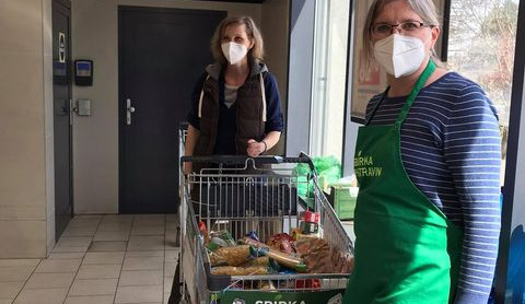 Pomoc matkám samoživitelkám či bezdomovcům. V jihlavském Lidlu opět proběhne Sbírka potravin