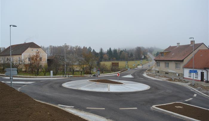 Další úleva pro řidiče. Během pondělí se otevře nový kruháč v Telči, modernizace stála 81 milionů korun