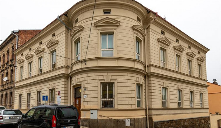 Zdravý jeden ze sedmi. Provoz na živnostenském úřadě je omezený, počítejte s delším čekáním