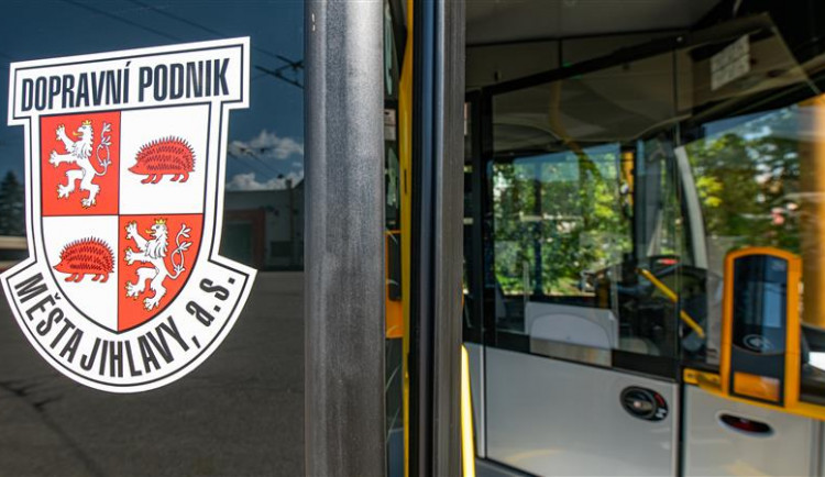 Dívky cestující načerno v MHD? Jízdenky si při kontrole zakoupily u revizorek, říká ředitel dopravního podniku