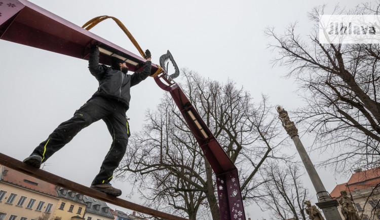 Od příštího víkendu bude v provozu kluziště, otevřou se adventní trhy. Otazník se vznáší nad opatřeními