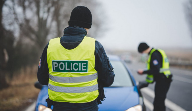 Policisté kontrolovali neukázněné řidiče. Zjistili alkohol, drogy, překročení rychlosti i chybějící pojištění