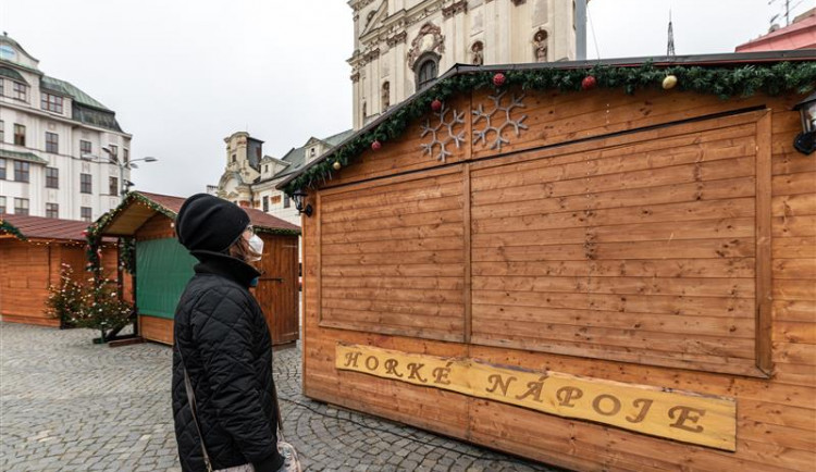 Vánoce v Jihlavě: Na kluziště v omezeném počtu a s dokladem o bezinfekčnosti, ve stáncích ke koupi jen stromky a ryby