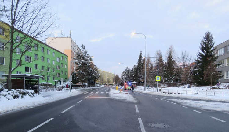 Řidič srazil chodkyni na přechodu a odjel pryč. Policie nyní hledá svědky