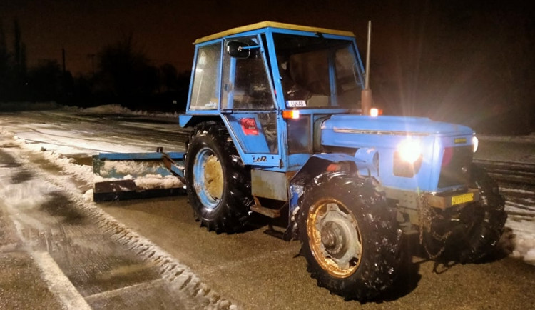 Z práce rovnou do vlastního traktoru a prohrnovat. Mladík si během včerejší kalamity dal dobrovolnou dvanáctihodinovou šichtu