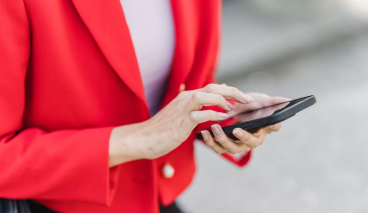 Veselé Vánoce. Tak zněl text vůbec první SMS, byla poslána přesně před 29 lety