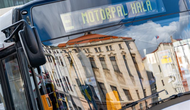 Éčko v Jihlavě teď jezdí jinak. Cesta z centra na Romana Havelky je rychlejší