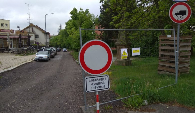 Světlo na konci dlouhého tunelu? Opravy ulice Jiřího z Poděbrad začnou na jaře, v létě se po ní má jezdit